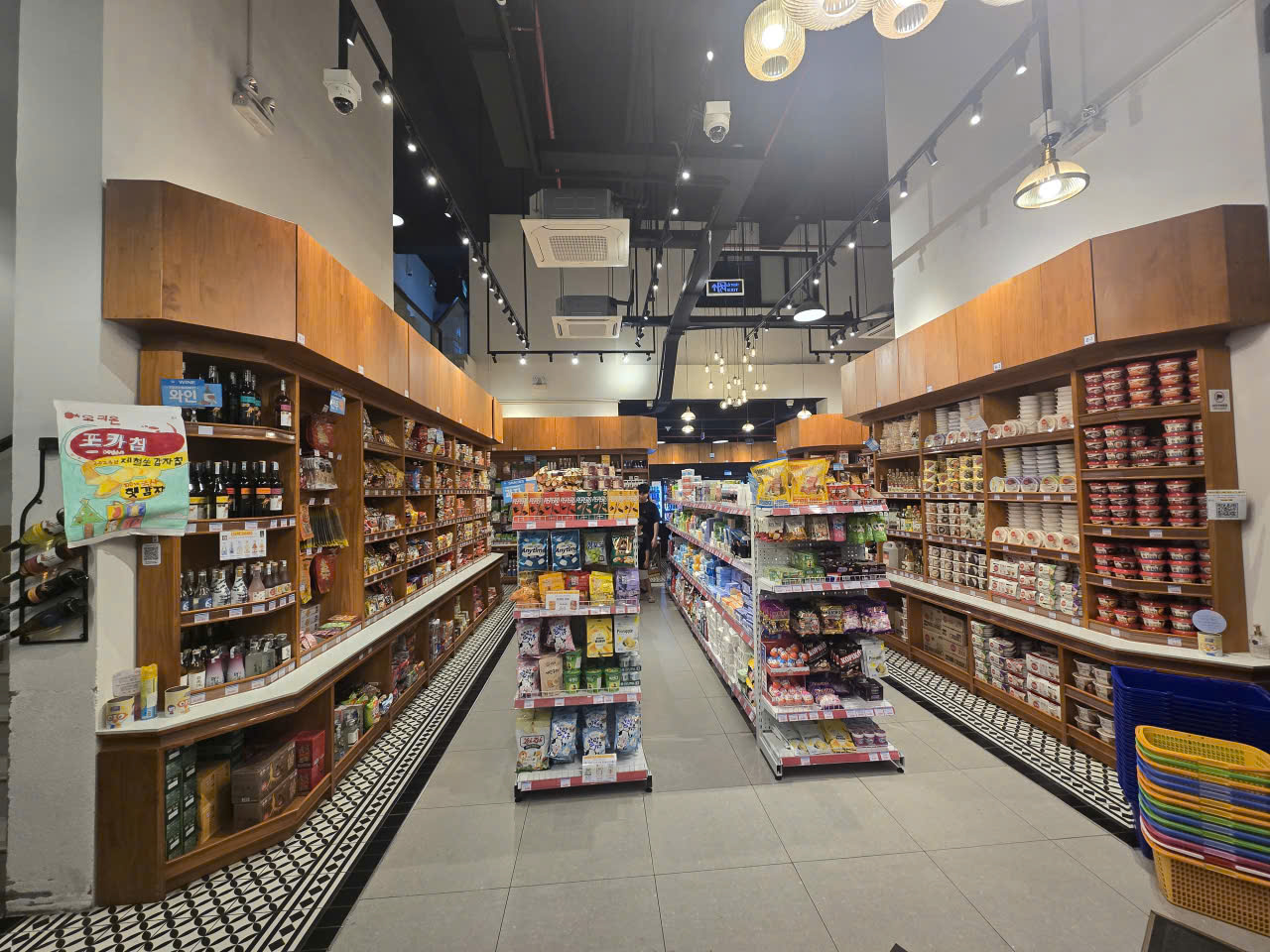 Youth Market Thao Dien 매장 내부 전경