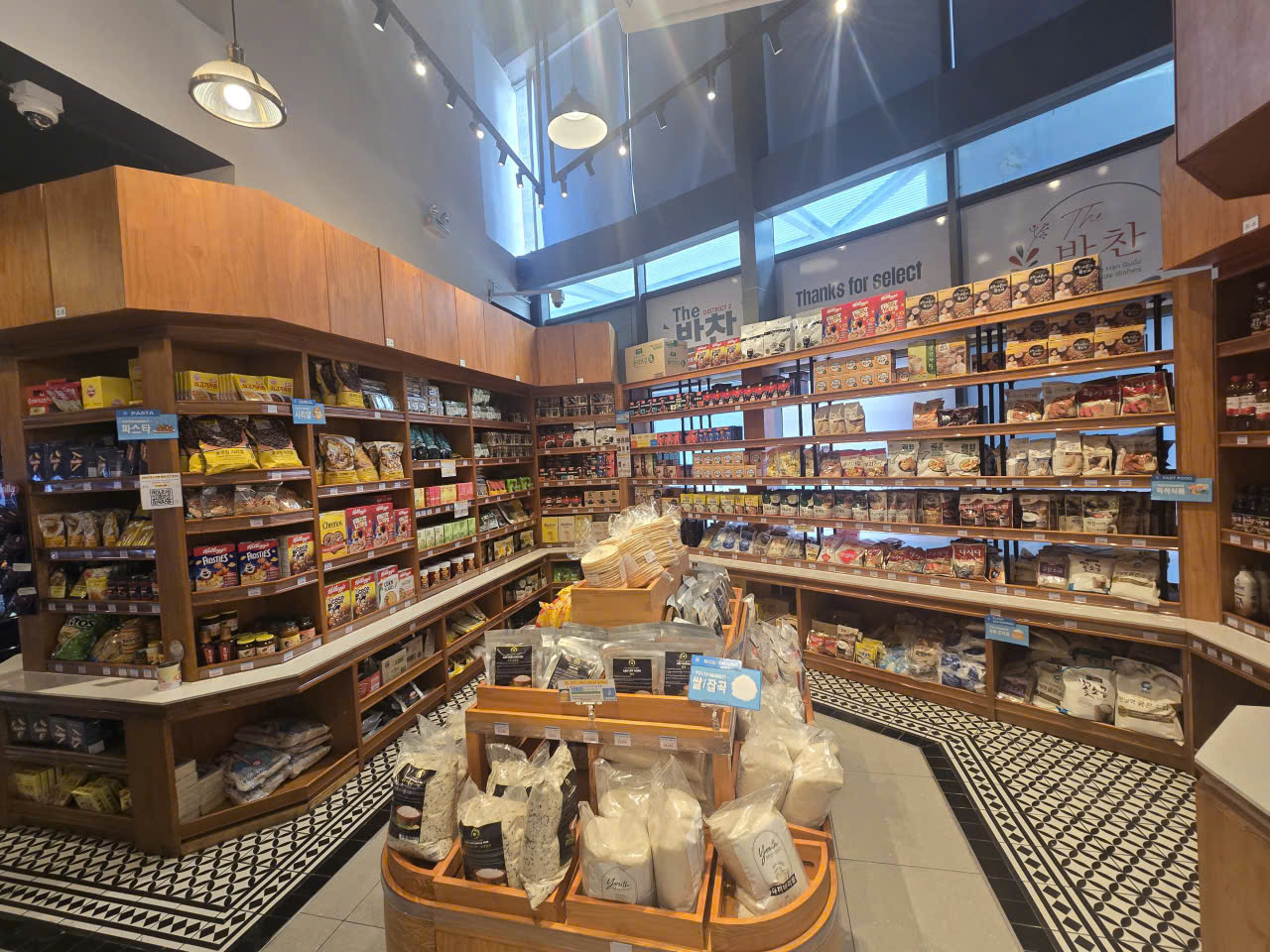 Youth Market Thao Dien 한국 라면 진열